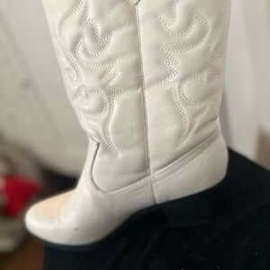 Elegant White Heeled Boots